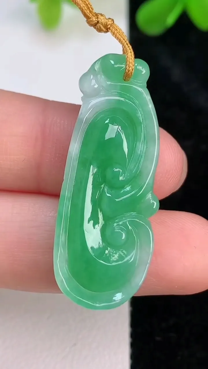 天然A货翡翠如意吊坠，尺寸37-14.4-6，重量:5.24g
7月10日