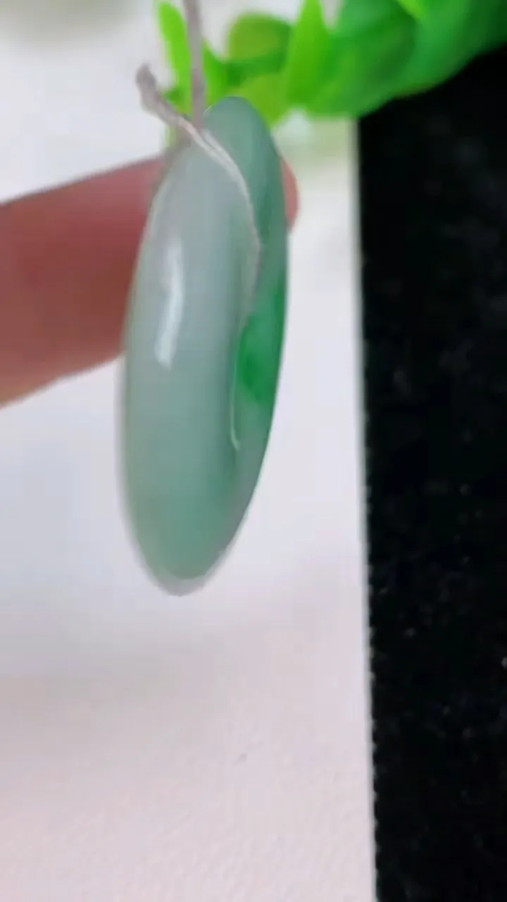 天然A货翡翠平安扣吊坠，尺寸30.5-5.4，重量:10.85g
7月10日