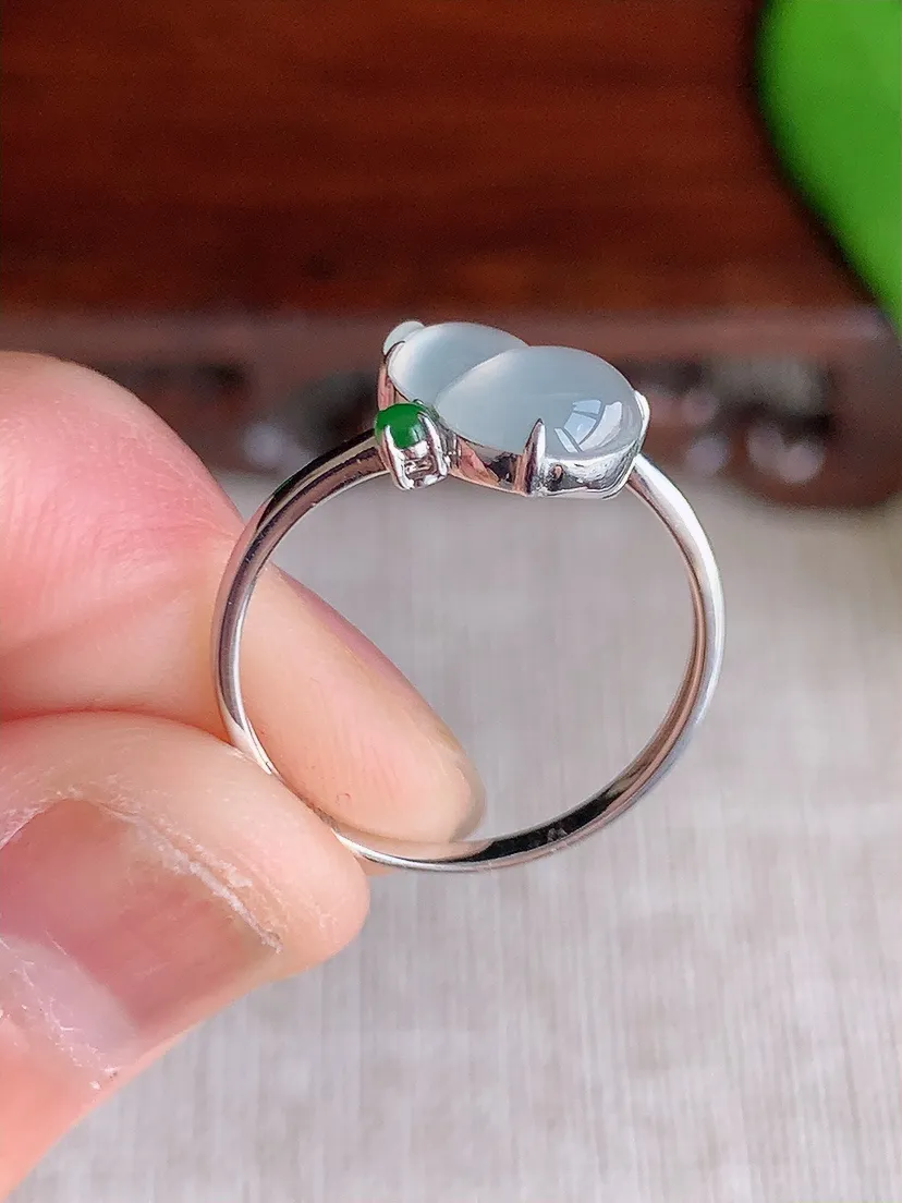 天然A货翡翠18K金镶嵌白月光葫芦戒指 圈口17.3裸石尺寸10×6.8mm 重量1.55g 070