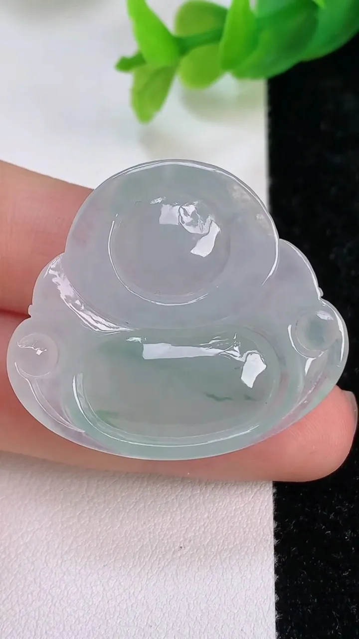 天然A货翡翠佛公吊坠，尺寸31.5-35.2-6，重量:10.00g
7月10日