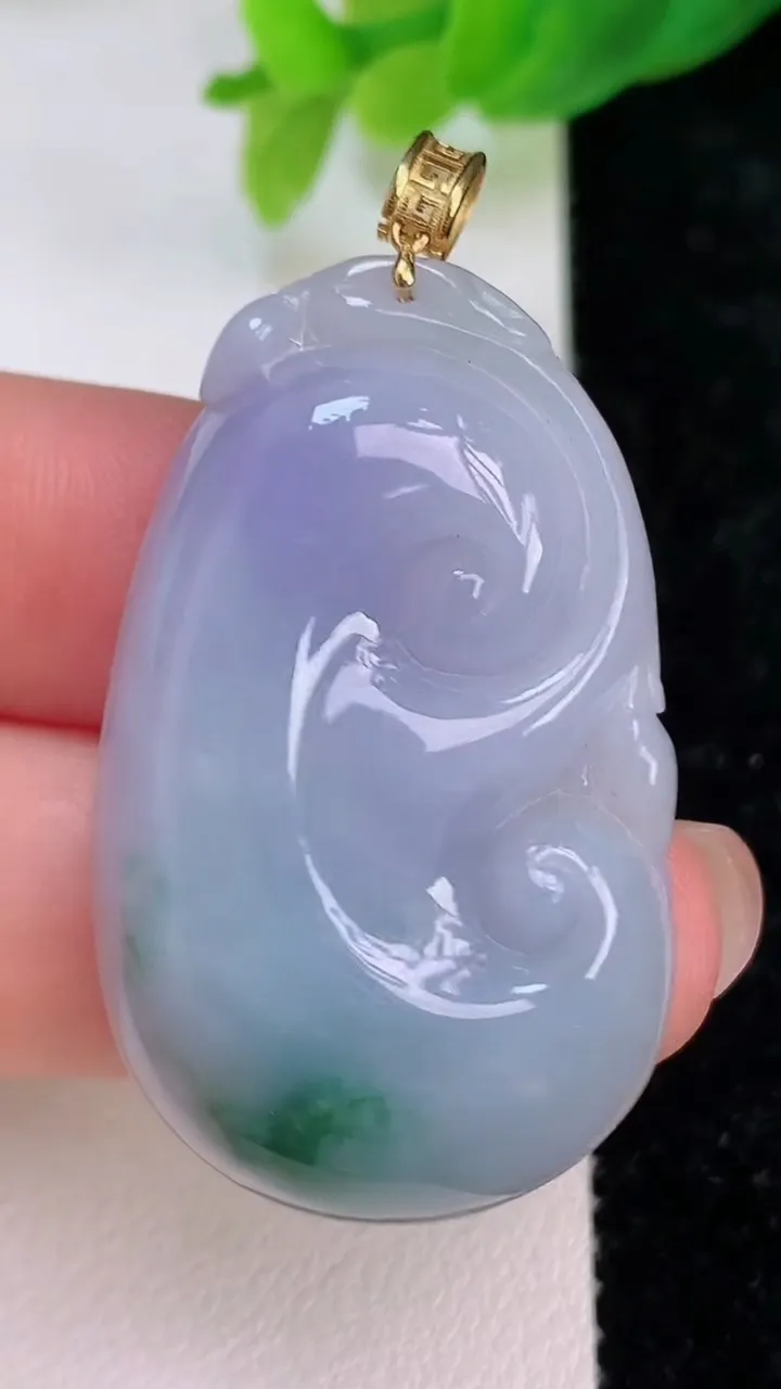 天然A货翡翠18k金春带彩紫罗兰如意吊坠，尺寸40-23.8-5.8，重量:10.20g
7月10日