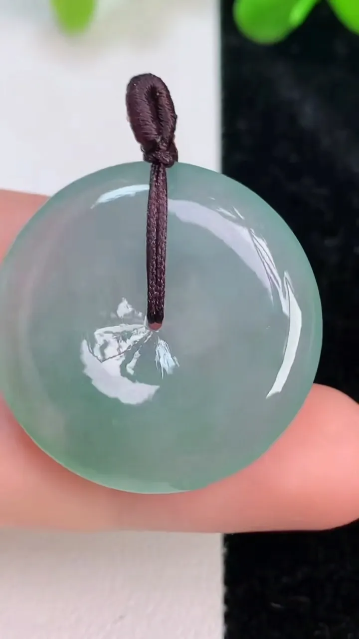 天然A货翡翠平安扣吊坠，尺寸29-5.7，重量:9.91g
7月10日