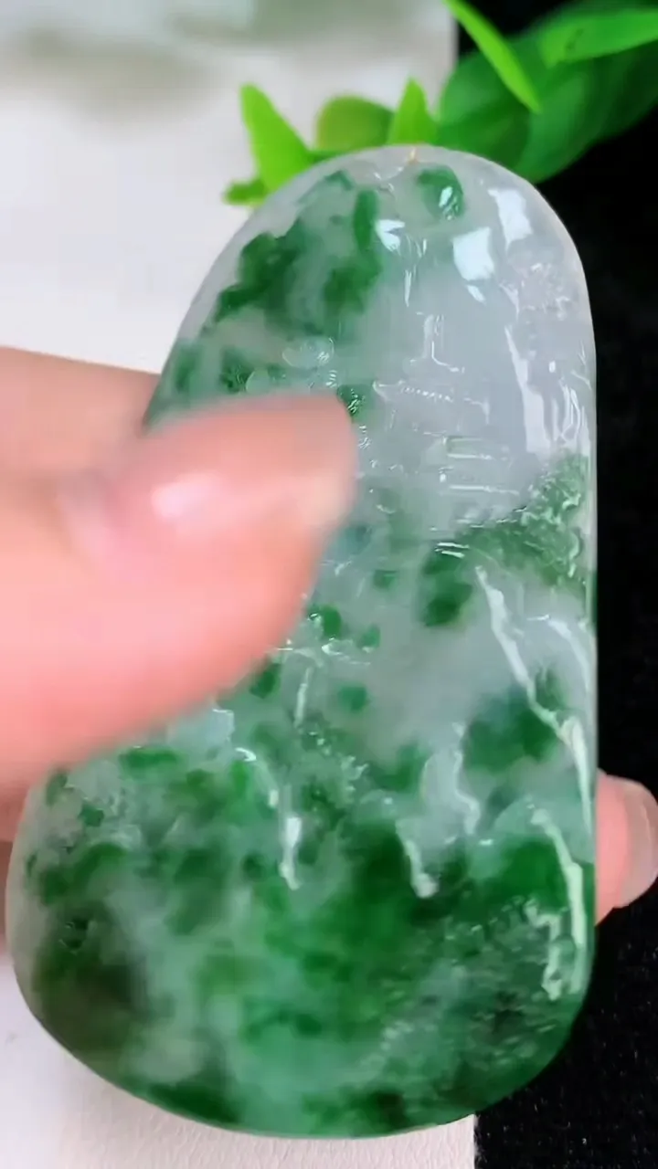 天然A货翡翠山水牌吊坠，尺寸65-38.3-6，重量:31.40g
7月10日