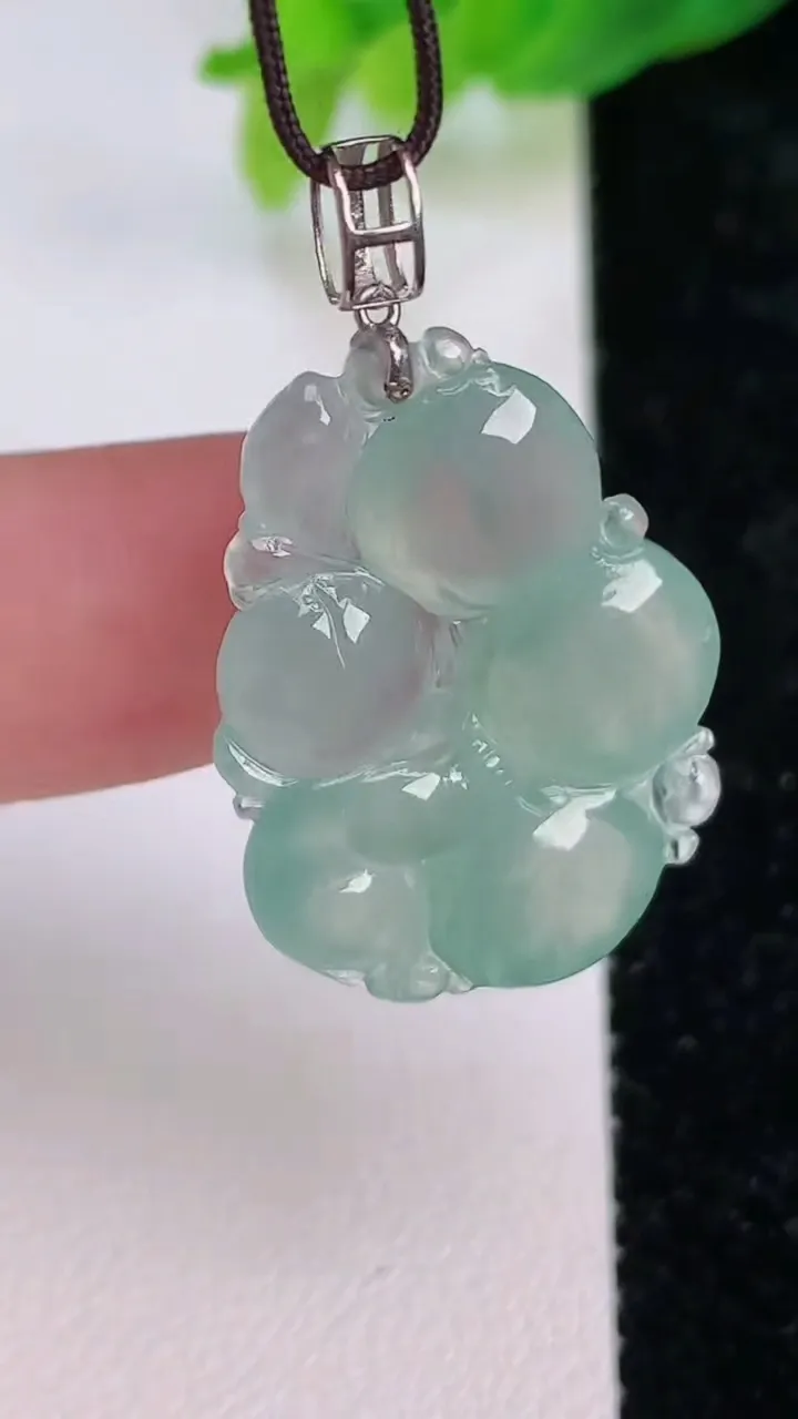天然A货翡翠生肖猴吊坠，尺寸27.7-18.4-5.5，重量:4.74g
7月10日