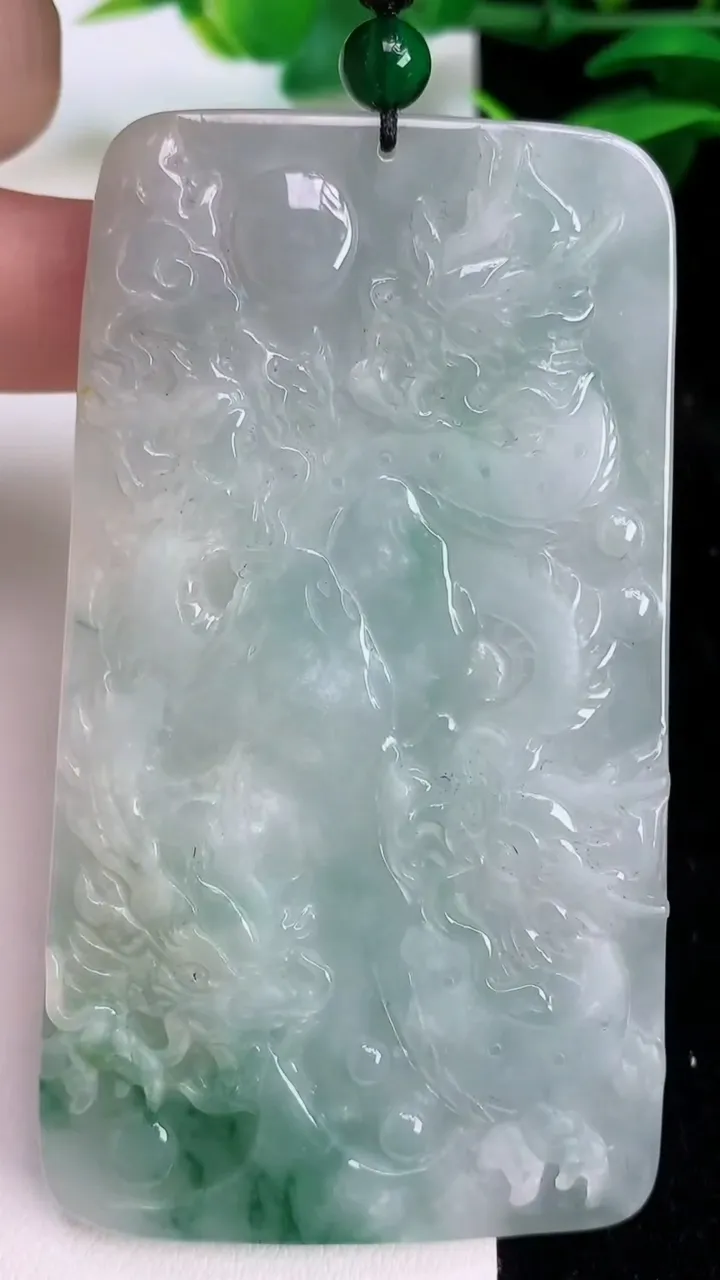 天然A货翡翠飘花九龙至尊 观音菩萨吊坠，尺寸78.8-44-7.2，重量:61.60g
7月10日