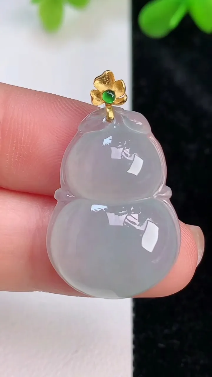 天然A货翡翠葫芦吊坠，尺寸26.5-18.2-6，重量:5.16g
7月10日