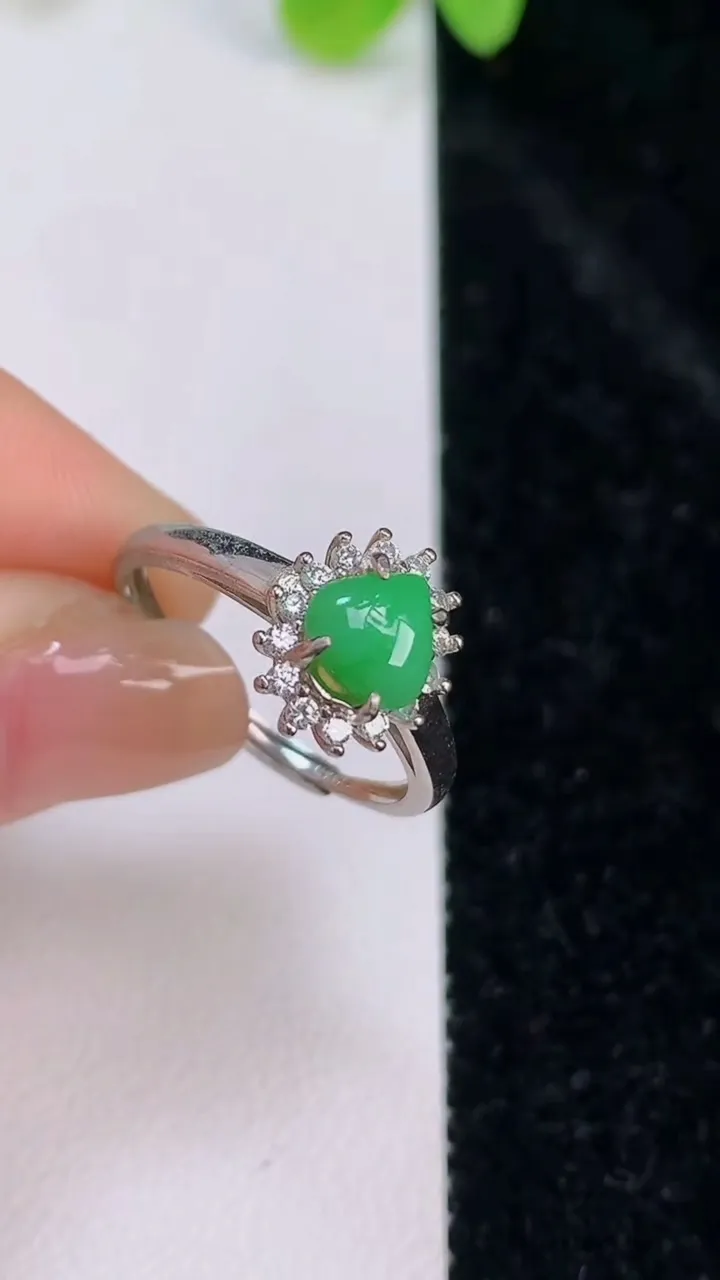 天然A货翡翠蛋面戒指，尺寸24-19-6.3，重:2.10g2025年7月10日
工厂直销收藏佳品,种好水足，色泽均匀，有种有色，上手高大气！