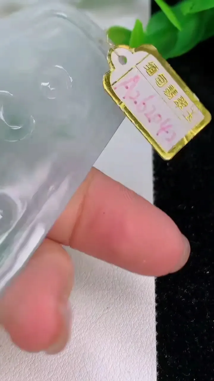 天然A货翡翠文殊菩萨吊坠，尺寸68.5-41.5-5.4，重量:33.70g
7月10日