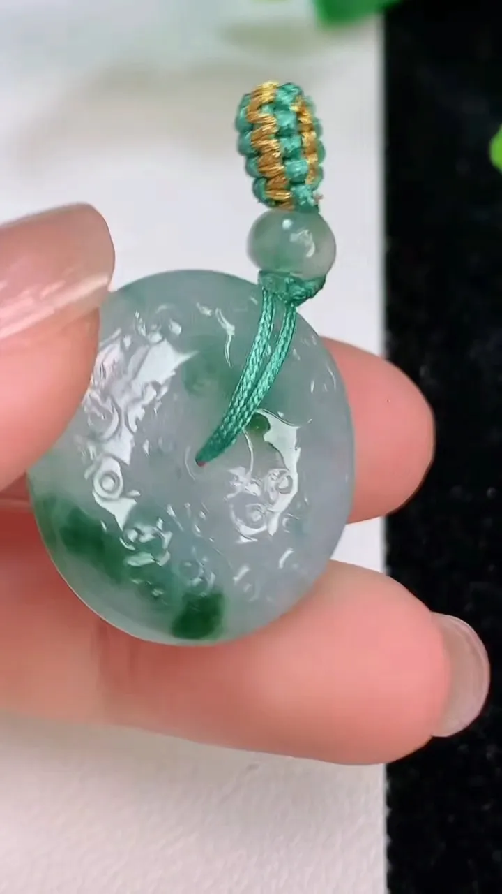 天然A货翡翠雕花平安扣吊坠，尺寸24.6-6，重量:7.82g
7月10日