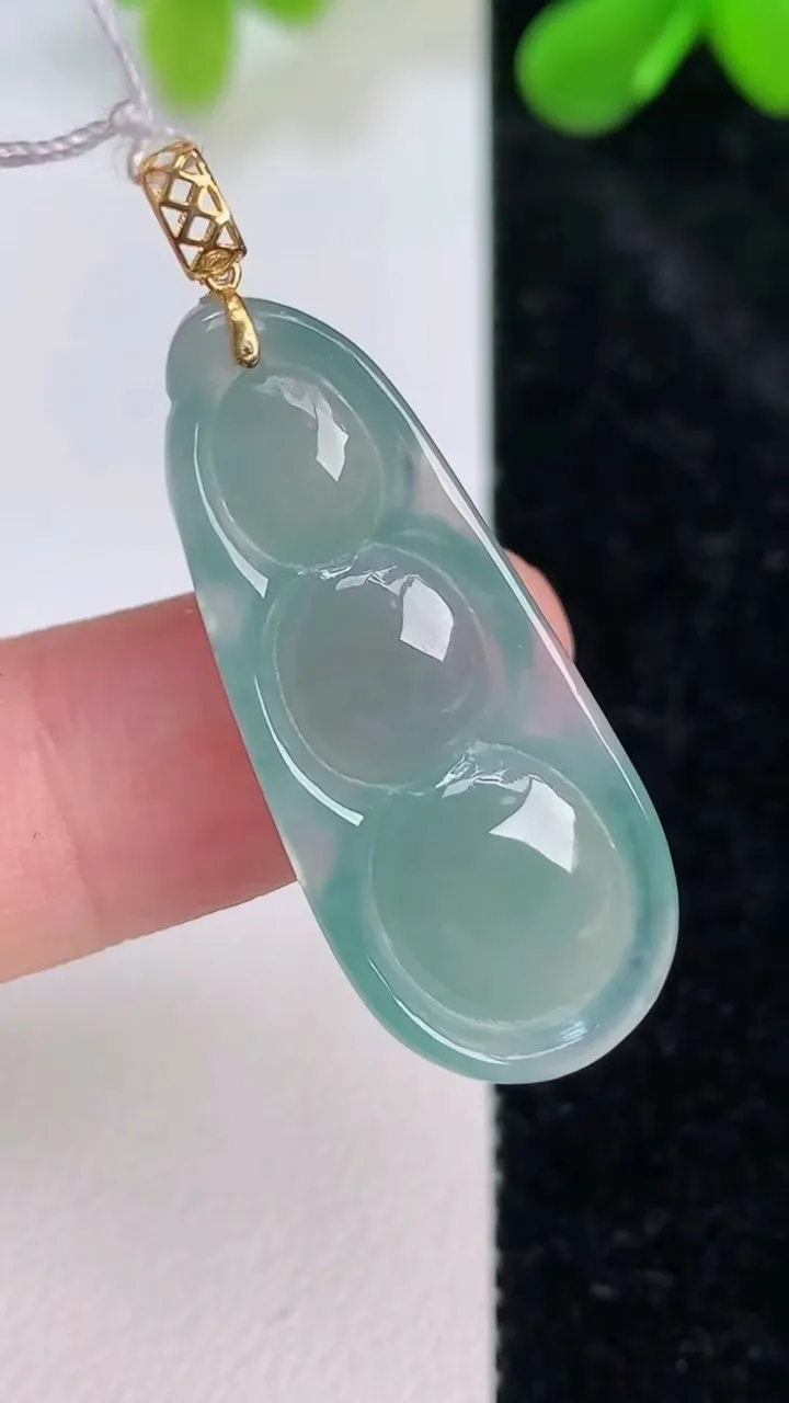 天然A货翡翠福豆吊坠，尺寸33-14-5.7，重量:4.67g
7月10日