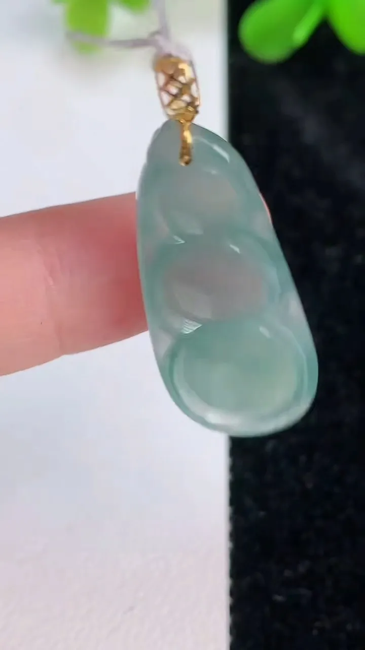 天然A货翡翠福豆吊坠，尺寸33-14-5.7，重量:4.67g
7月10日