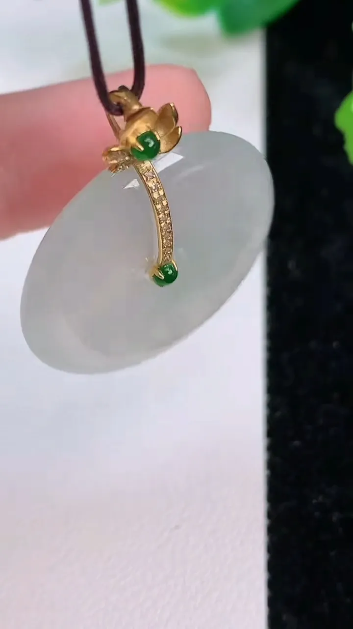 天然A货翡翠种平安扣吊坠，尺寸28.8-5.5，重量:10.28g
7月10日