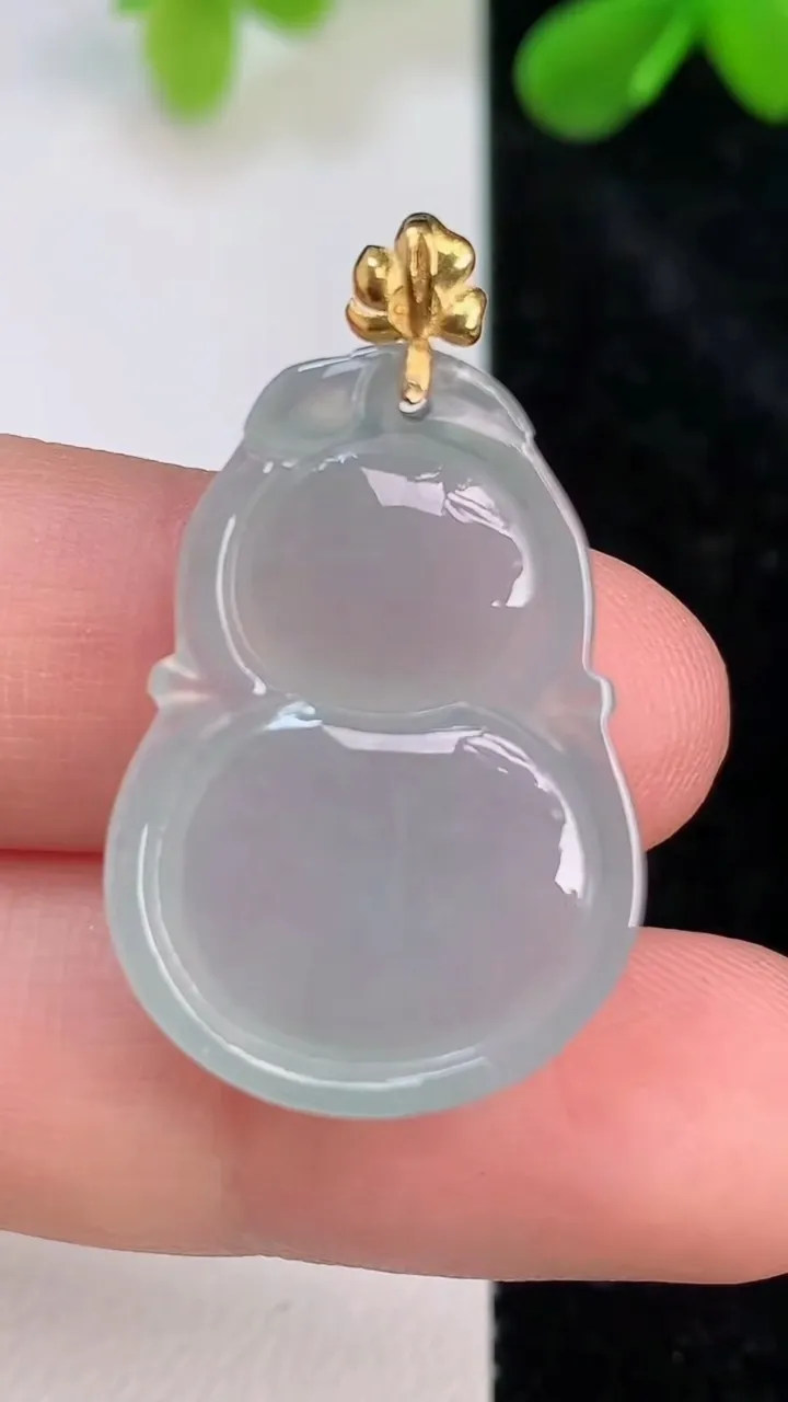 天然A货翡翠葫芦吊坠，尺寸26.5-18.2-6，重量:5.16g
7月10日