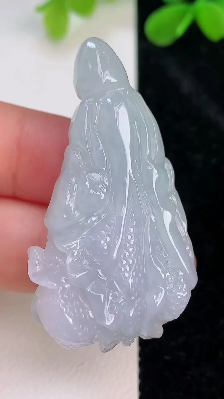 天然A货翡翠白菜吊坠，尺寸46-24.8-12.5，重量:18.82g
7月10日