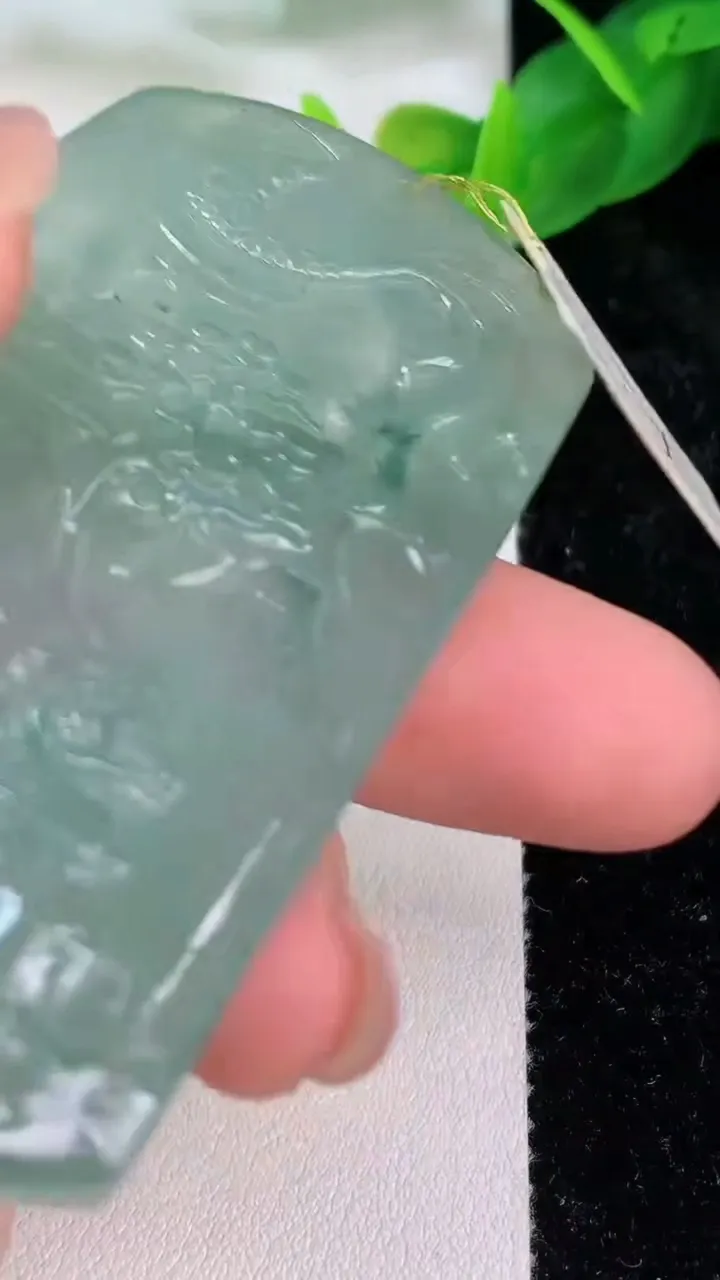 天然A货翡翠府上有龙 龙牌吊坠，尺寸64.8-41.4-6，重量:37.55g
7月10日
