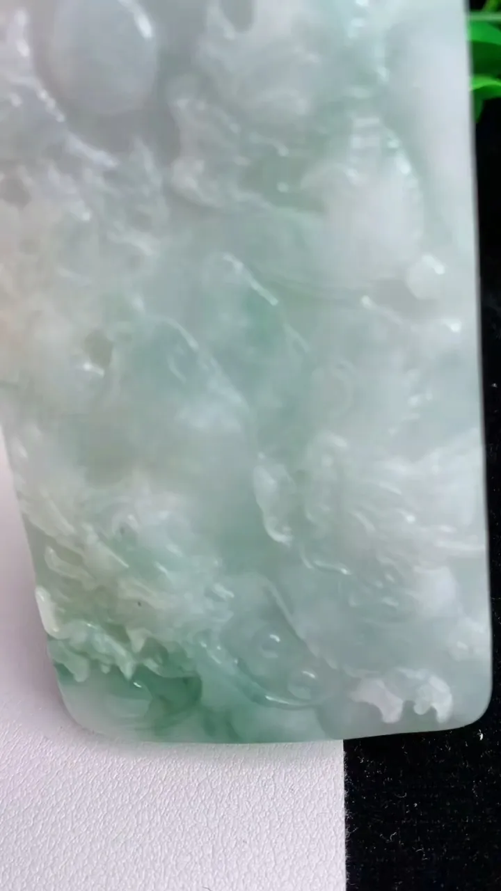 天然A货翡翠飘花九龙至尊 观音菩萨吊坠，尺寸78.8-44-7.2，重量:61.60g
7月10日