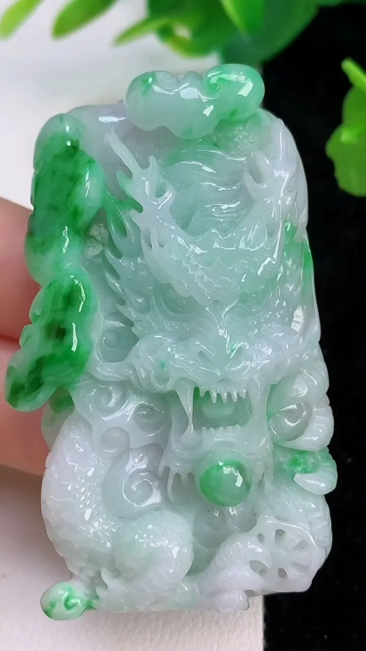 天然A货翡翠龙牌吊坠，尺寸50.3-32.5-10.5，重量:40.04g
7月10日