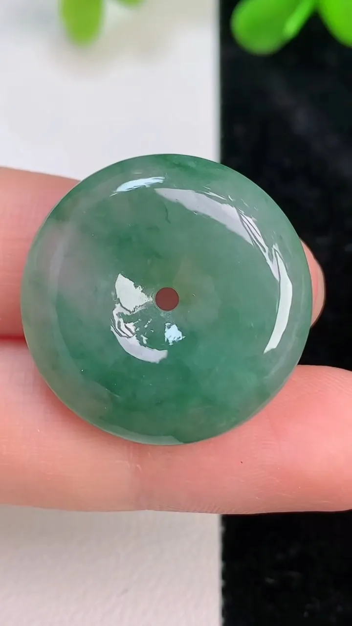 天然A货翡翠飘花平安扣吊坠，尺寸25.4-5.5，重量:7.24g
7月10日