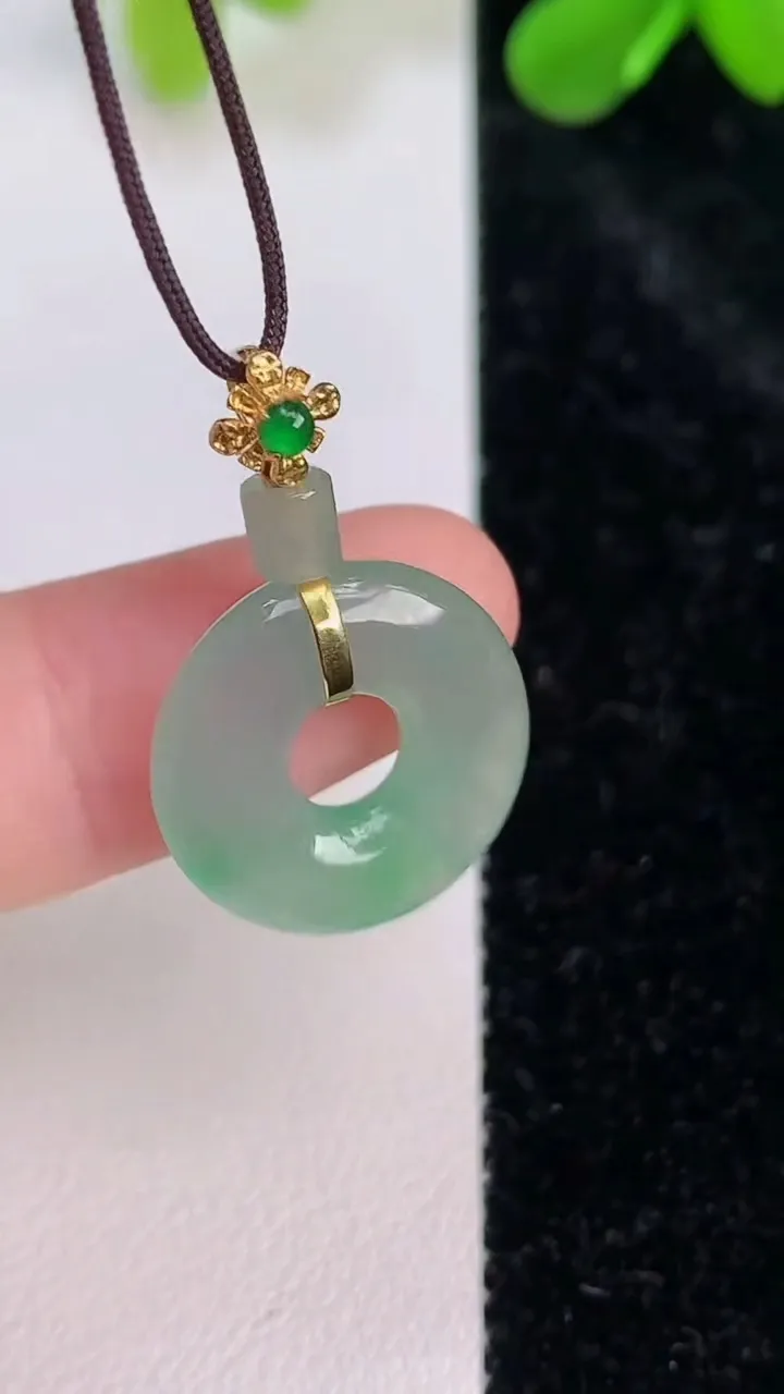天然A货翡翠平安环吊坠，尺寸17-3.6，重量:2.49g
7月10日