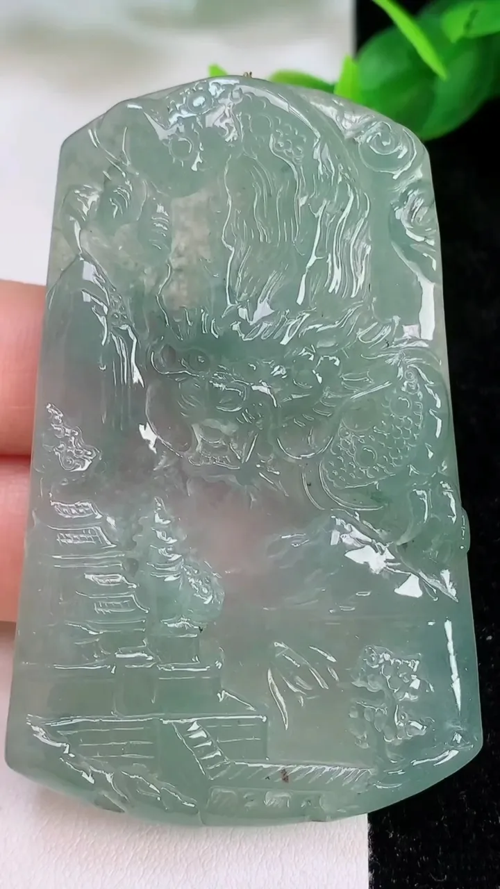 天然A货翡翠府上有龙 龙牌吊坠，尺寸64.8-41.4-6，重量:37.55g
7月10日
