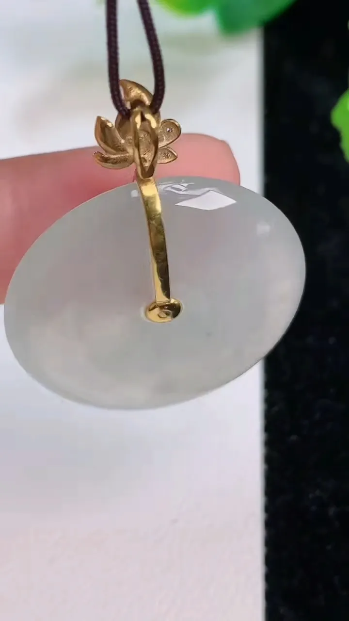 天然A货翡翠种平安扣吊坠，尺寸28.8-5.5，重量:10.28g
7月10日