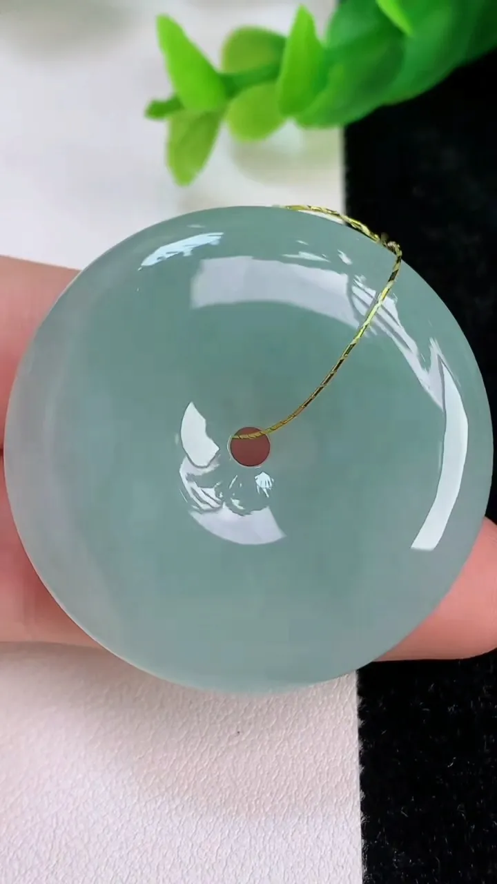 天然A货翡翠平安扣吊坠，尺寸39.8-7.2，重量:24.98g
7月10日