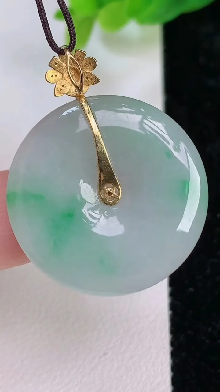 天然A货翡翠平安扣吊坠，尺寸26.4-4.5，重量:7.41g
7月10日