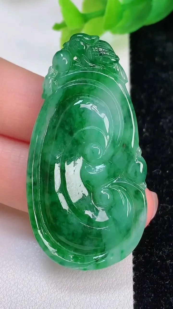 天然A货翡翠如意吊坠，尺寸51-24.7-5.2，重量:12.68g
7月10日
