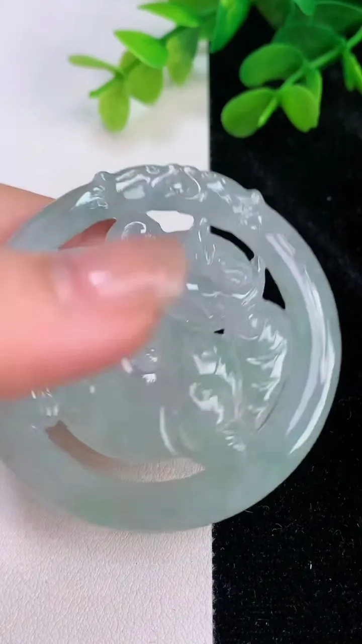 天然A货翡翠麒麟吊坠，尺寸54.2-4.6，重量:25.20g
7月10日