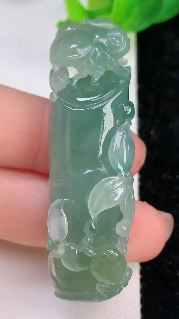 天然A货翡翠一鸣惊人 竹节吊坠，尺寸54.5-15-15.5，重量:24.96g
7月10日