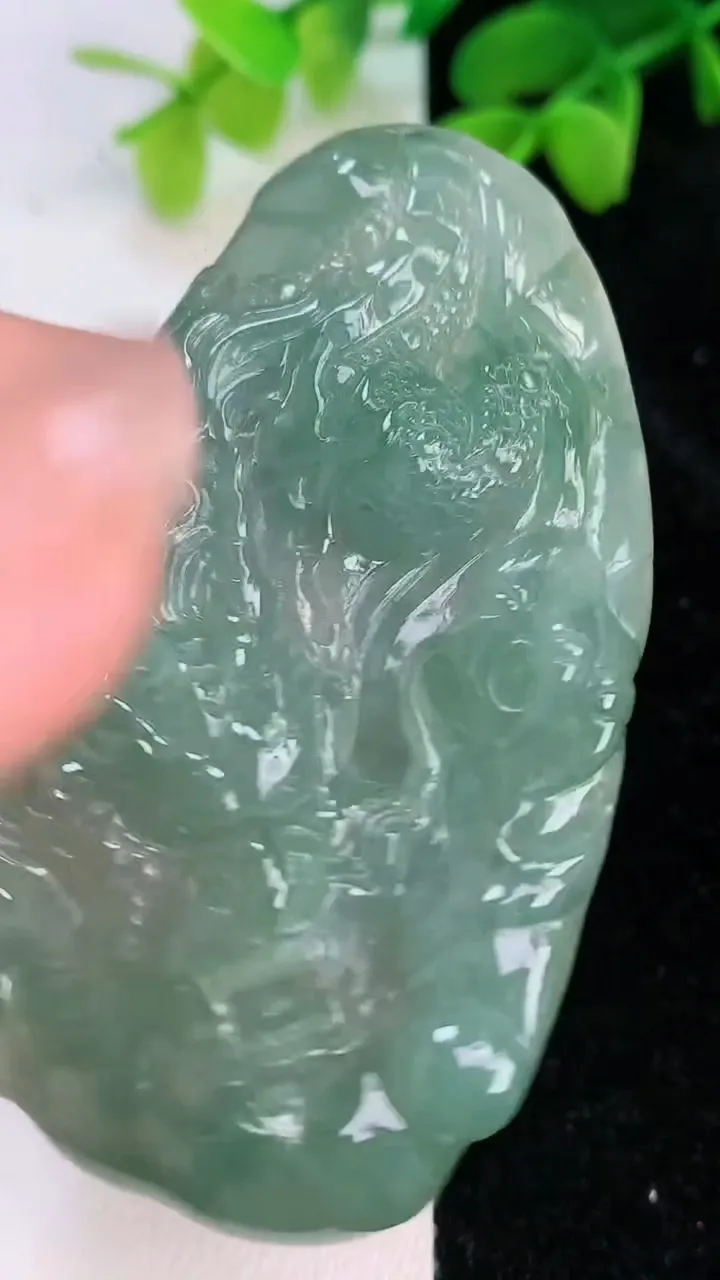 天然A货翡翠龙牌吊坠，尺寸64.3-36.5-8.2，重:31.35g
7月10日