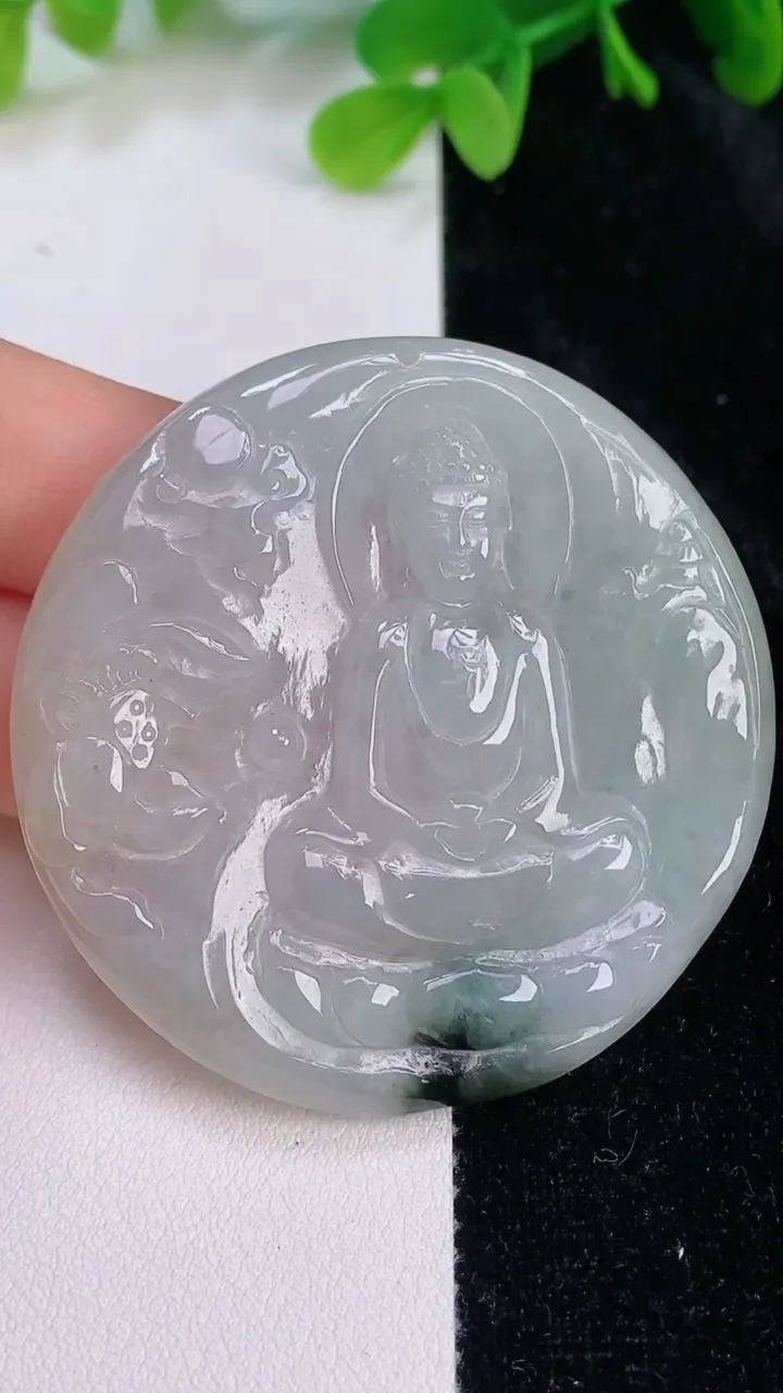 天然A货翡翠飘花大日如来吊坠，尺寸52.5-5.6，重:29.73g
7月10日