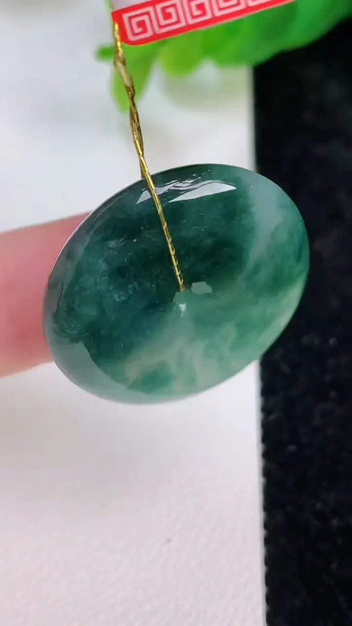 天然A货翡翠飘花平安扣吊坠，尺寸24.8-5.4，重量:7.61g
7月10日