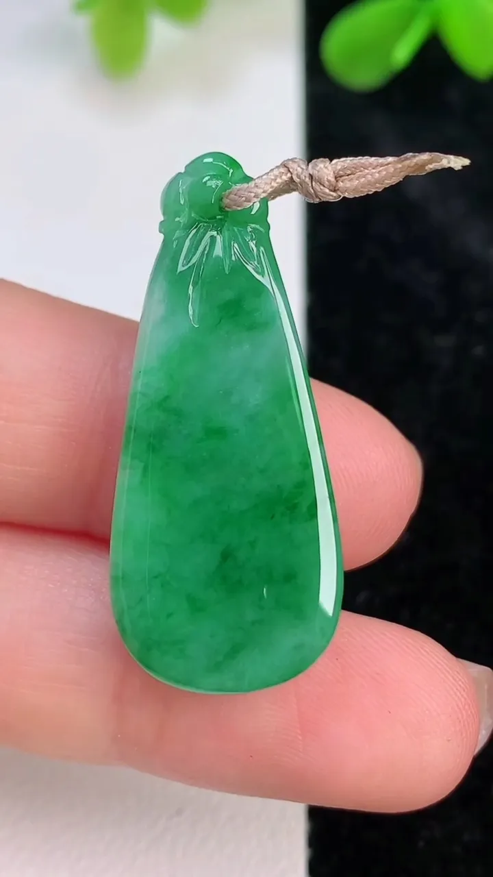 天然A货翡翠福瓜吊坠，尺寸33.8-15-6，重量:5.36g
7月10日