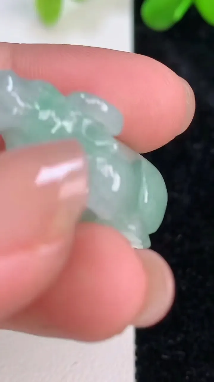 天然A货翡翠生肖牛吊坠，尺寸30.2-18-12.8，重量:13.90g
7月10日