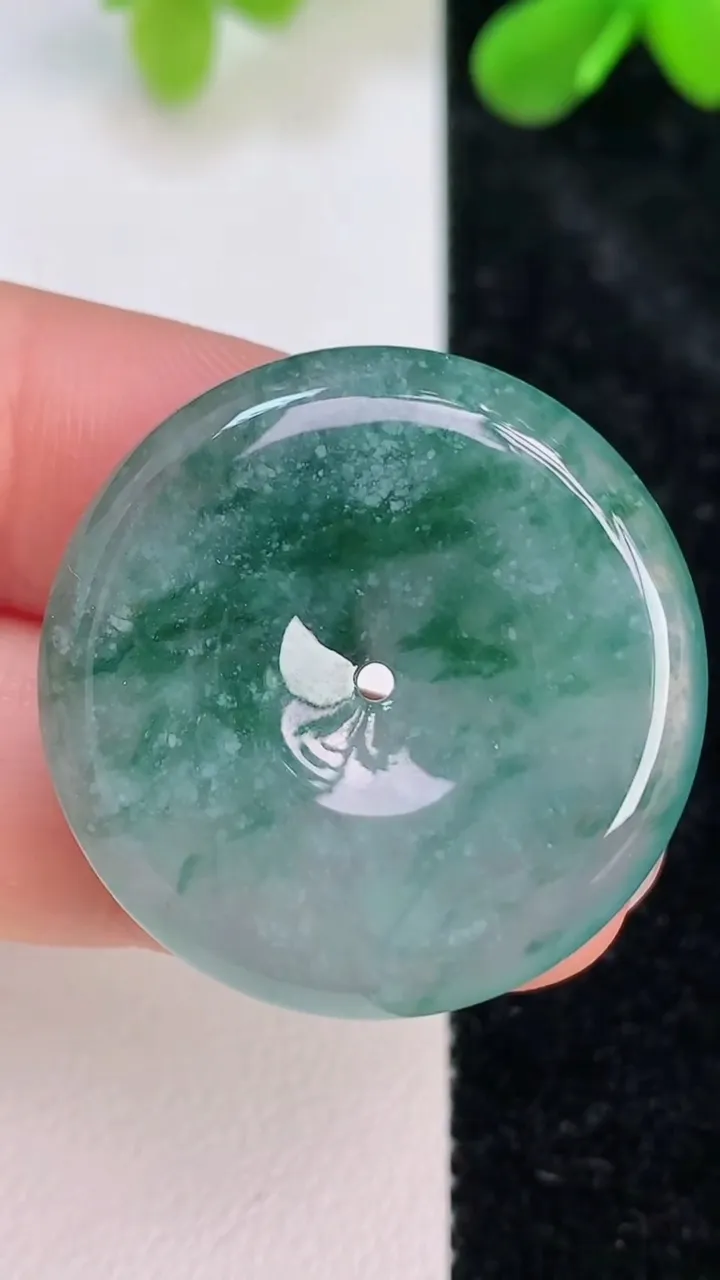 天然A货翡翠飘花平安扣吊坠，尺寸30-5，重量:10.43g
7月10日
