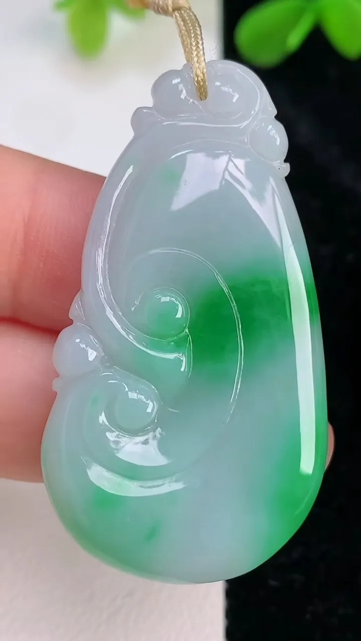 天然A货翡翠如意吊坠，尺寸4592-24-6，重量:11.00g
7月10日