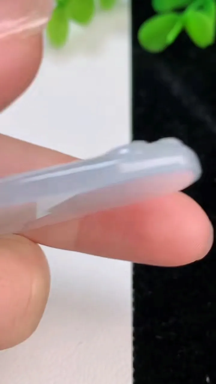 天然A货翡翠飘花阿弥陀佛吊坠，尺寸51.8-32-5.4，重量:19.89g
7月10日