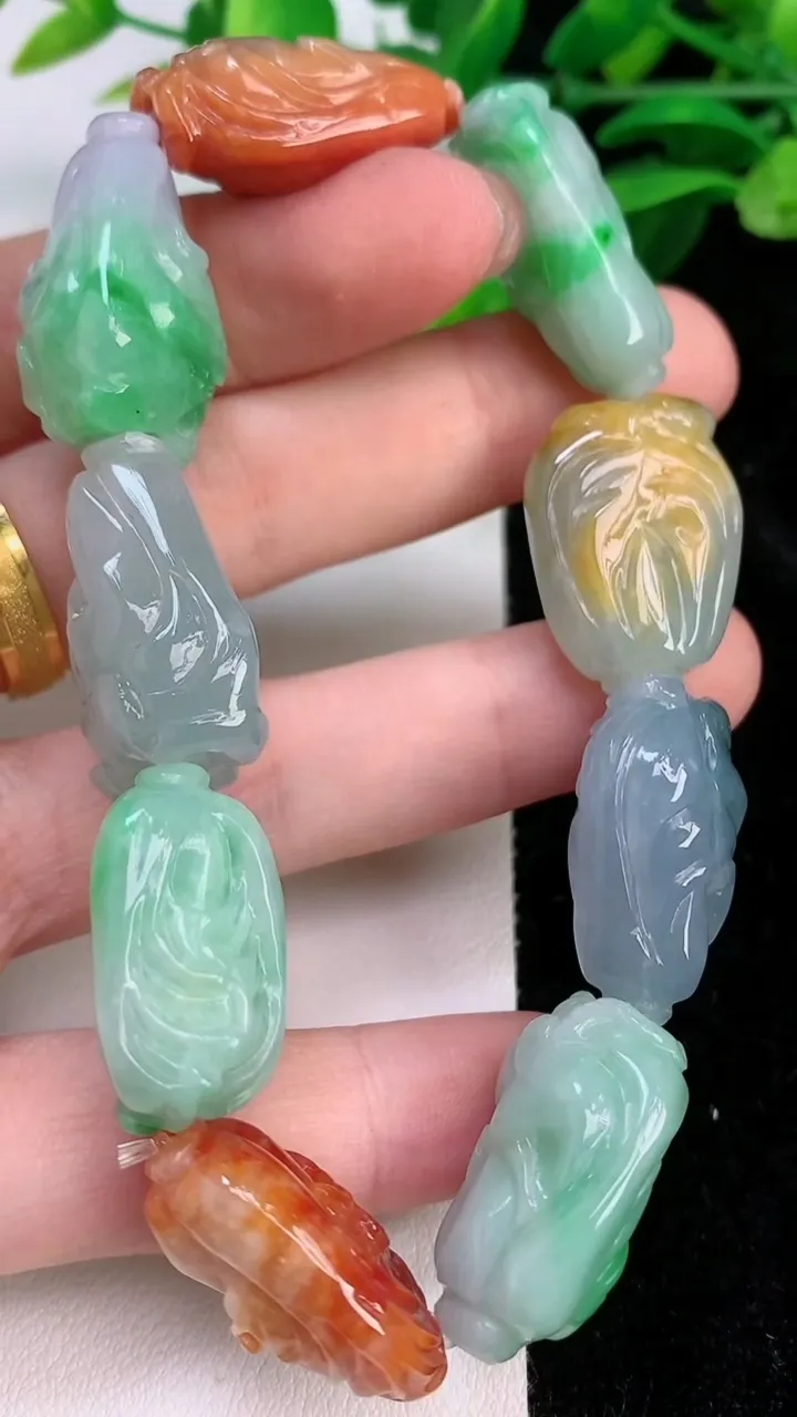 天然A货翡翠四彩白菜手串，尺寸24.7-14.2-12，重量:59.31g7月10日
工厂直销收藏佳品,种好水足，色泽均匀，有种有色，上手高大气！