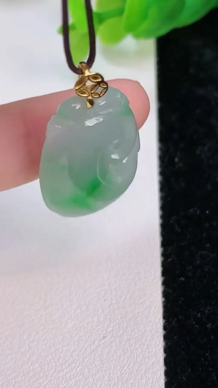 天然A货翡翠如意吊坠，尺寸28.6-17.8-3.6，重量:4.25g
7月10日