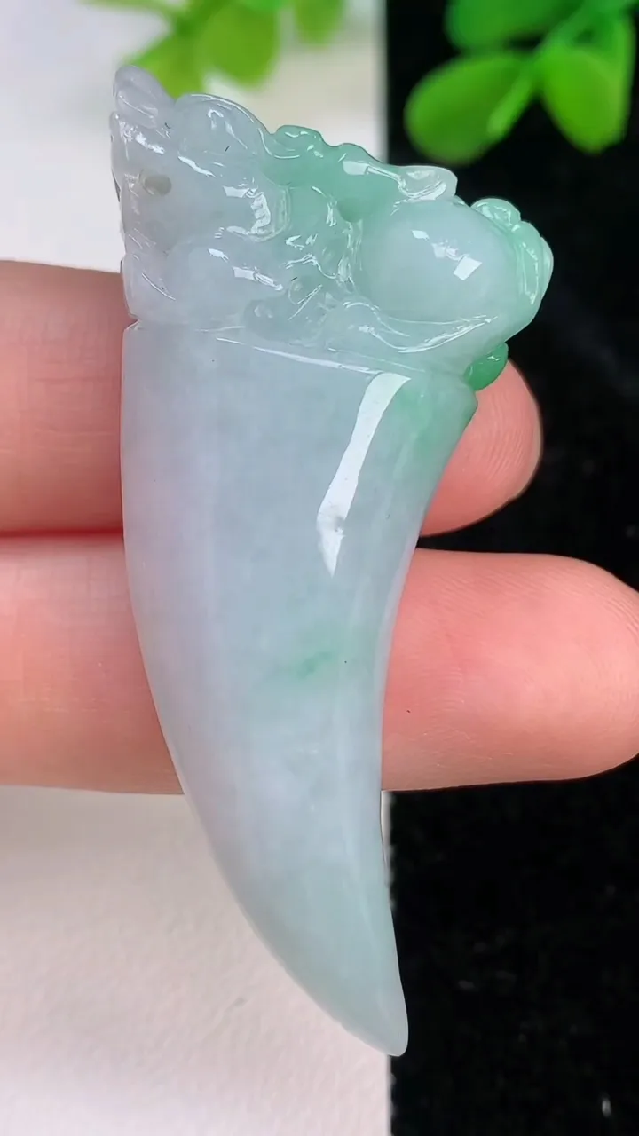 天然A货翡翠象牙吊坠，尺寸44-23.7-12.2，重量:18.92g
7月10日