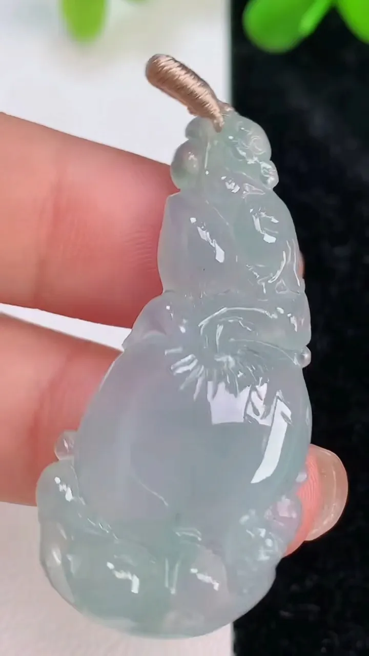 天然A货翡翠今非昔比 蜥蜴吊坠，尺寸43-20.2-8.2，重量:7.45g
7月10日