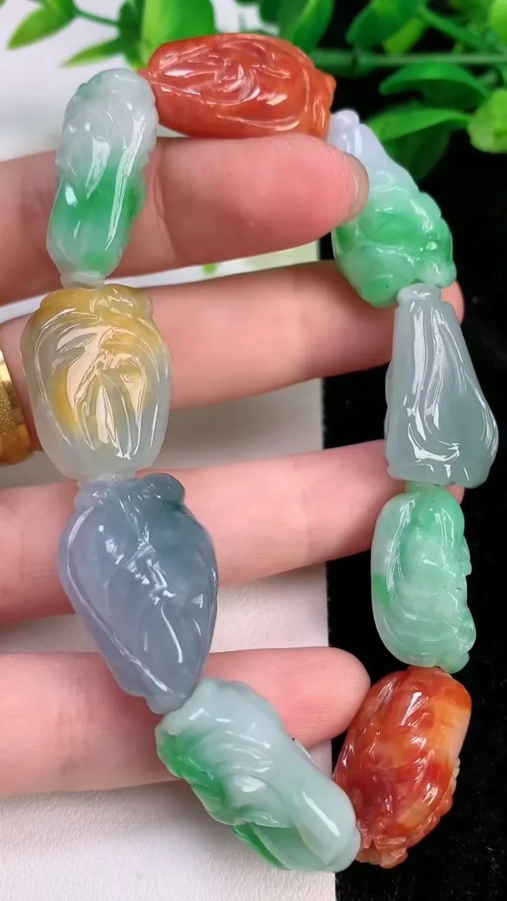 天然A货翡翠四彩白菜手串，尺寸24.7-14.2-12，重量:59.31g7月10日
工厂直销收藏佳品,种好水足，色泽均匀，有种有色，上手高大气！