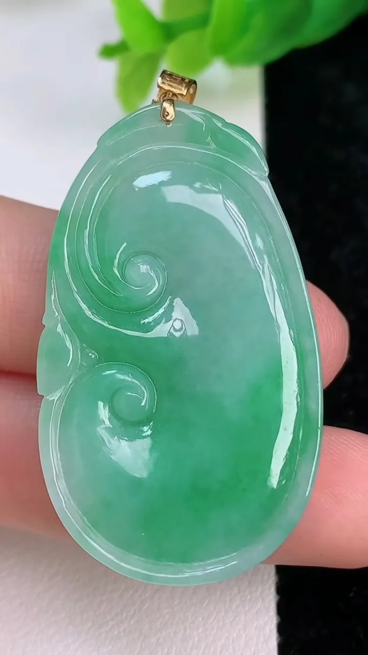 天然A货翡翠如意吊坠，尺寸41.3-25.3-5.8，重量:12.11g
7月10日