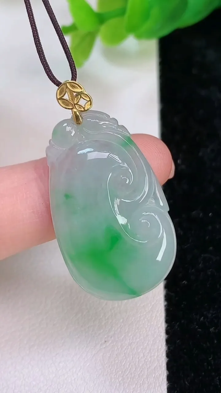天然A货翡翠如意吊坠，尺寸28.6-17.8-3.6，重量:4.25g
7月10日