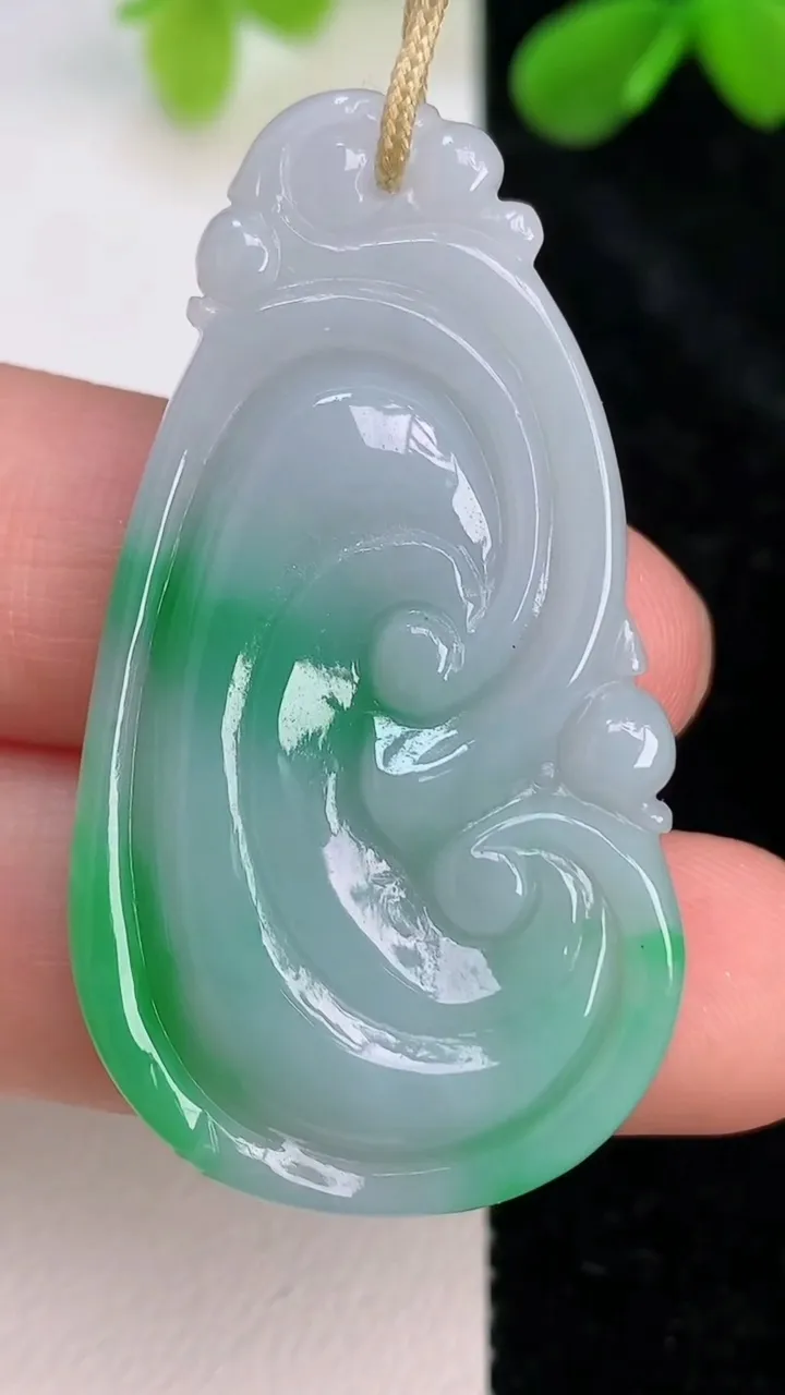 天然A货翡翠如意吊坠，尺寸4592-24-6，重量:11.00g
7月10日