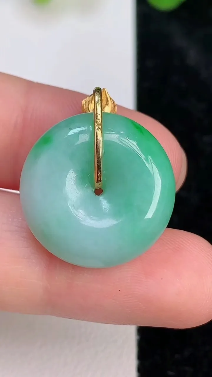 天然A货翡翠平安扣吊坠，尺寸19.8-5.5，重量:4.65g
7月10日