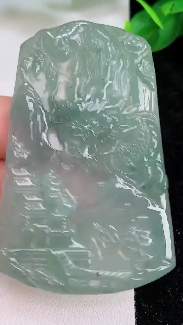 天然A货翡翠府上有龙 龙牌吊坠，尺寸64.8-41.4-6，重量:37.55g
7月10日