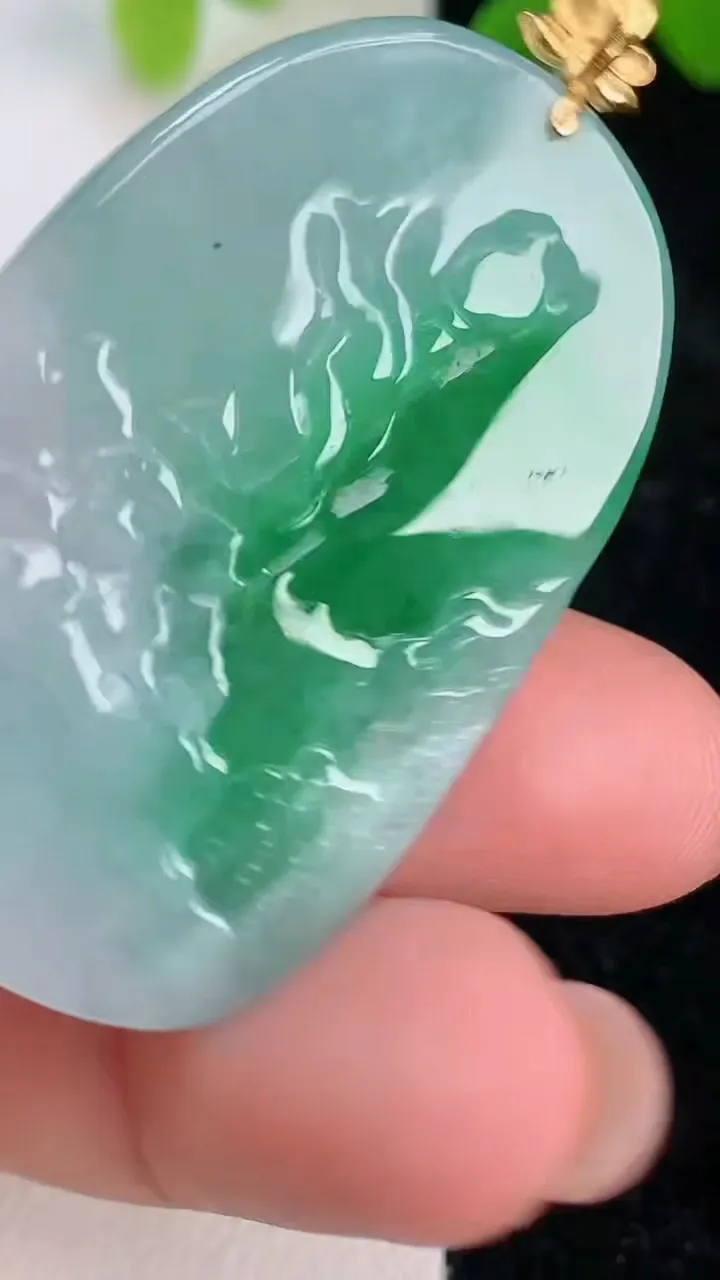 天然A货翡翠年年有余 荷叶鱼吊坠，尺寸42.8-28.4-6.4，重量:18.12g
7月10日
