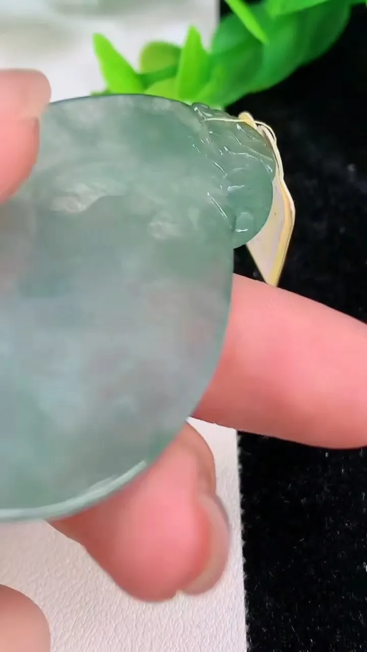 天然A货翡翠不动明王吊坠，尺寸61-39.3-4.8，重量:21.40g
7月10日